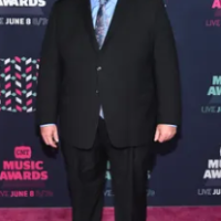 Actor Billy Gardell Wears A Black Suit to Hide His Fat